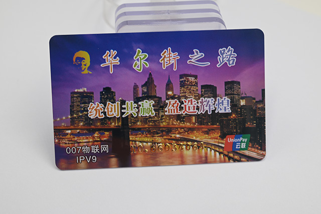 各店老板怎么選擇一個(gè)高質(zhì)量，低價(jià)格又設(shè)計(jì)絕對(duì)吸人眼球的校園卡呢？？？